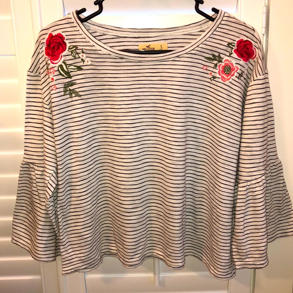 Hollister embroidered knit blouse Size Small